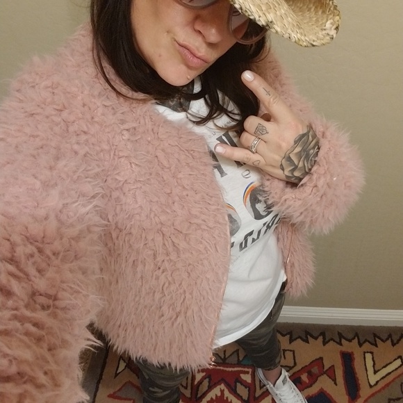 Meet your Posher, Jennifer - Picture 7 of 7